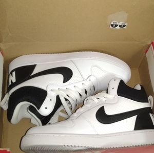 Nike Court Borough Mid